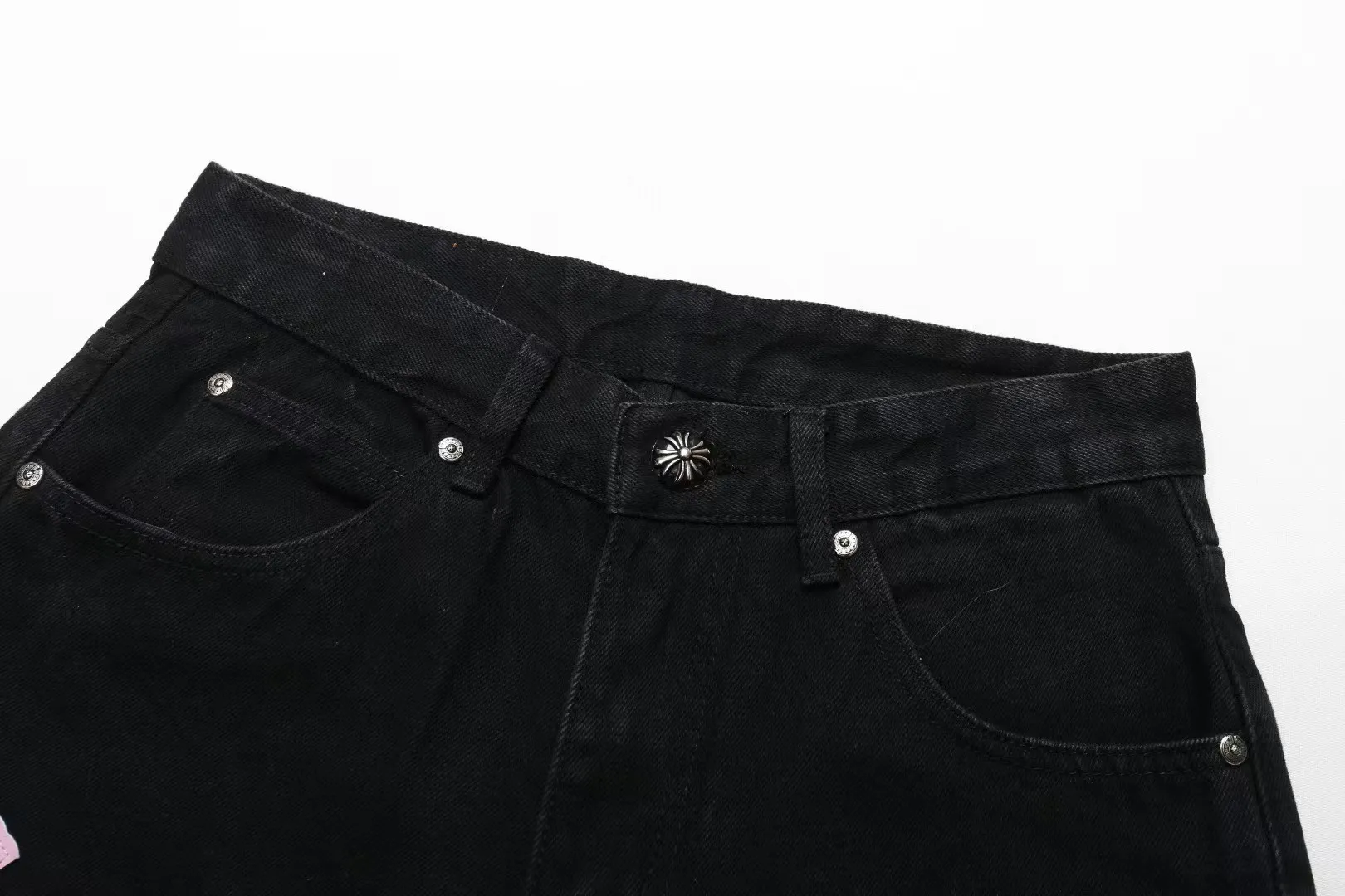 P210 💰 Chrome hearts Chengdu limited new city limited jeans Chrome hearts city limited jeans Hardware customization Original development vintage levis American-made 501 black and gray base remake Levi's American 501 base imported sheepskin 925 silver remake [Top heavy industry fashion design] Consistently high-street luxury style. Speaking of this style, the Zangyin family and GU family are definitely the leading representative brands. Especially the Zangyin family has really achieved a state-of-the-art effect in creating high-street style. The unique washed material is used to create this style. The color system is already quite eye-catching. After it is decorated with patchwork cross flowers, it cleverly highlights the charm of the brand. Secondly, this style uses classic The high-waist cutting design highlights the long legs and fashionable temperament of the upper body. The brand is highly recognizable and the slim fit configuration is more suitable for daily wear. It is a product that interprets personality, fashion, and specifications at a glance. This single product is enough to make any fan excited. It can be a white T-shirt for a youthful college style, or a tight suspender for a royal style. It has strong matching ability and can be easily controlled by men.  [Materials and craftsmanship] Needless to say, this point goes without saying. As an excellent craftsman brand, Zangyin’s requirements for details and craftsmanship are really perfect. The washed color of this model has gone through so many processes, not to mention the embellishment of denim appliques. It is also purely hand-made and sewn. Just like what they believe in, only hand-made things have soul and have the meaning of wear. A top-notch heavy-duty fashionable denim item, I look forward to your perfect interpretation! ! Color: Black Pink Size: 28 30 32 34 36